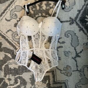 WHITE LACE BODYSUIT